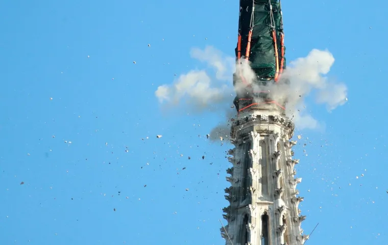 17.04.2020., Zagreb - Kaptol. Zapocelo uklanjanje sjevernog tornja katedrale kojem je radi potresa ugrozena njegova stabilnost. Photo: Sanjin Strukic/PIXSELL