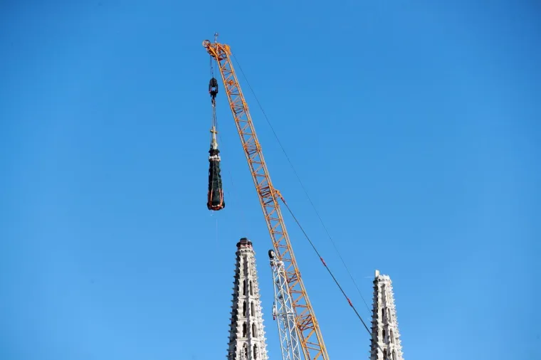 17.04.2020., Zagreb - Kaptol. Zapocelo uklanjanje sjevernog tornja katedrale kojem je radi potresa ugrozena njegova stabilnost. Photo: Sanjin Strukic/PIXSELL