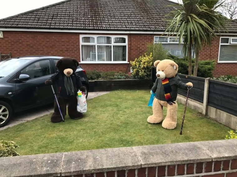 UVESELJAVAJU CIJELO SUSJEDSTVO U KARANTENI: Ted i Ed svaki dan marljivo rade u svom dvori&scaron;tu