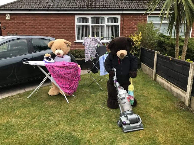 UVESELJAVAJU CIJELO SUSJEDSTVO U KARANTENI: Ted i Ed svaki dan marljivo rade u svom dvori&scaron;tu