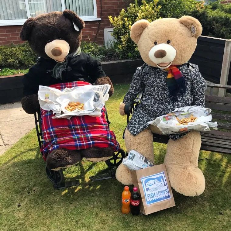 UVESELJAVAJU CIJELO SUSJEDSTVO U KARANTENI: Ted i Ed svaki dan marljivo rade u svom dvori&scaron;tu