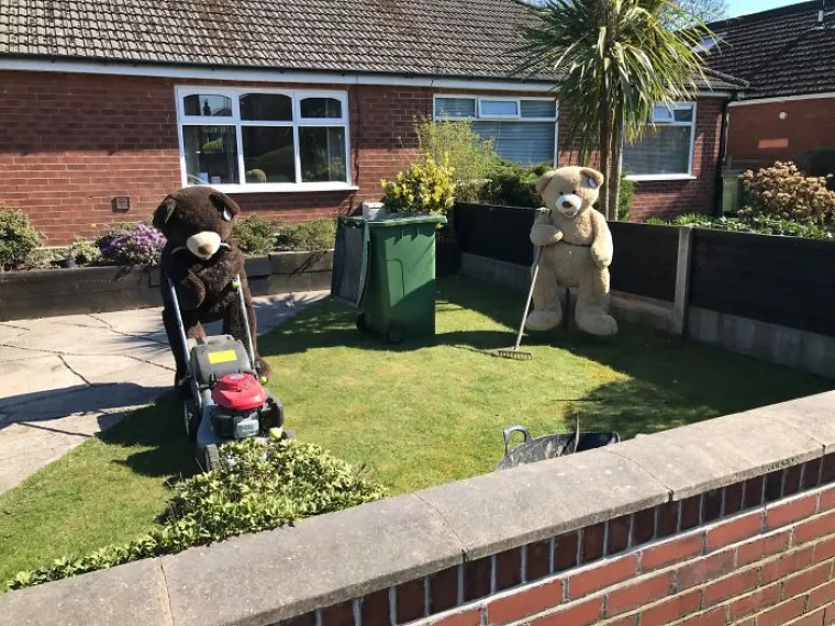 UVESELJAVAJU CIJELO SUSJEDSTVO U KARANTENI: Ted i Ed svaki dan marljivo rade u svom dvori&scaron;tu