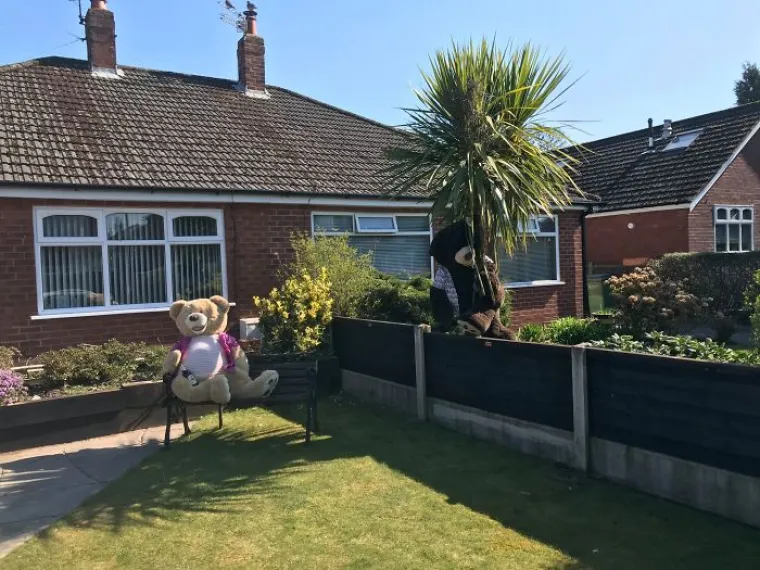 UVESELJAVAJU CIJELO SUSJEDSTVO U KARANTENI: Ted i Ed svaki dan marljivo rade u svom dvori&scaron;tu