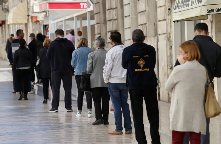 SPLIĆANI SE ZAŽELJELI RIBE USRED PANDEMIJE KORONAVIRUSA: Pogledajte kakav su red napravili ispred ribarnice