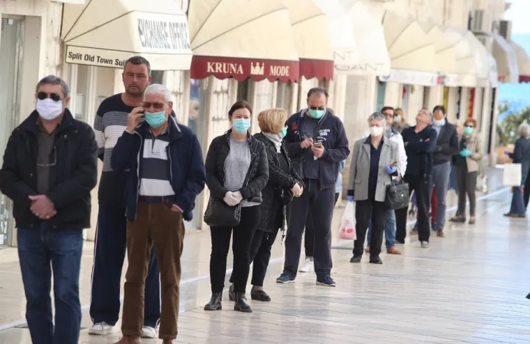 SPLIĆANI SE ZAŽELJELI RIBE USRED PANDEMIJE KORONAVIRUSA: Pogledajte kakav su red napravili ispred ribarnice