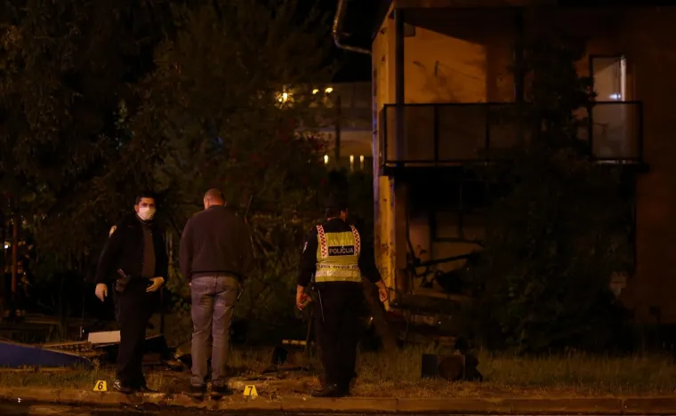 Nesreća se dogodila oko 22:15, a navodno su građani izvlačili jednog vozača iz automobila. Ipak, njegovo trenutno stanje nije poznato.