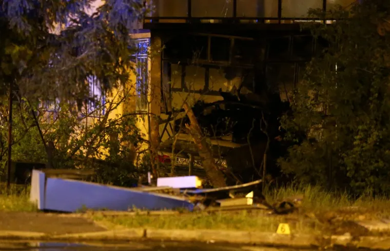 TE&Scaron;KA NESREĆA U SESVETAMA: Nakon sudara, automobil uletio u obiteljsku kuću i zapalio se