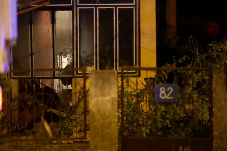 TE&Scaron;KA NESREĆA U SESVETAMA: Nakon sudara, automobil uletio u obiteljsku kuću i zapalio se