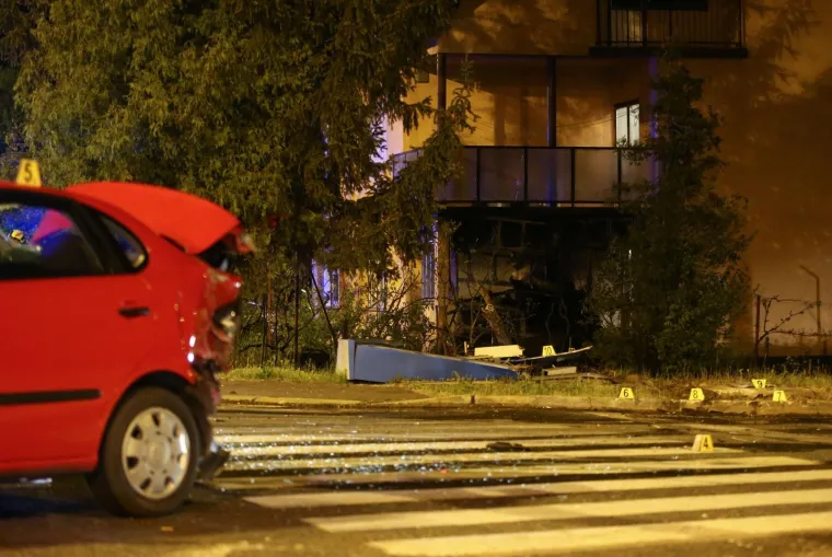 TE&Scaron;KA NESREĆA U SESVETAMA: Nakon sudara, automobil uletio u obiteljsku kuću i zapalio se
