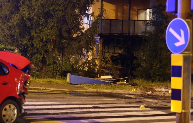 TE&Scaron;KA NESREĆA U SESVETAMA: Nakon sudara, automobil uletio u obiteljsku kuću i zapalio se