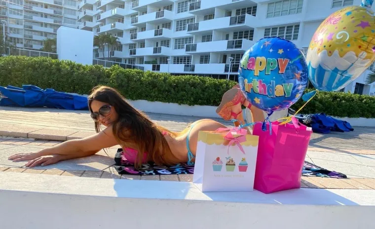Reality zvijezda Claudia Romani rođendan je proslavila uz bazen u Miamiju. Foto Profimedia