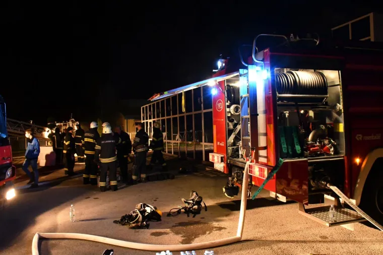 Izbio požar u sali za vjenčanja u Slavonskom Brodu: Vatrogasci su brzo svladali vatrenu stihiju