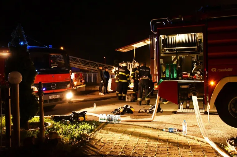 Izbio požar u sali za vjenčanja u Slavonskom Brodu: Vatrogasci su brzo svladali vatrenu stihiju