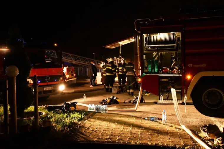 Izbio požar u sali za vjenčanja u Slavonskom Brodu: Vatrogasci su brzo svladali vatrenu stihiju