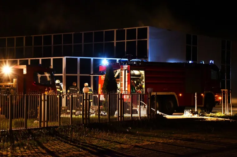 Izbio požar u sali za vjenčanja u Slavonskom Brodu: Vatrogasci su brzo svladali vatrenu stihiju