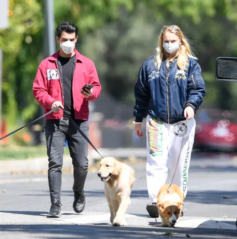 Sophie Turner, 24-godišnja glumica koja se proslavila ulogom Sanse Stark u seriji 'Igra prijestolja', nikako da potvrdi da je trudna. Već se mjesecima šuška da čeka prvo dijete sa suprugom Joeom Jonasom, a trbuščić prekriva na razne načine.
