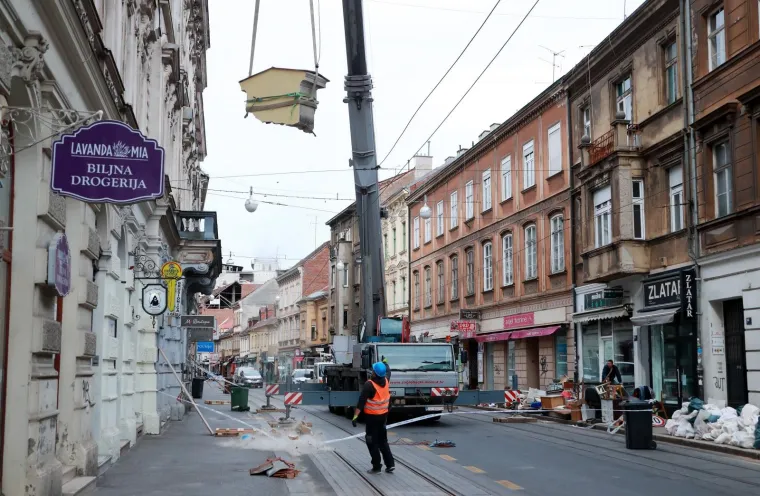 Opasnost na ulici! Odlomio se dio kupole sa zgrade i pao ispred radnika!