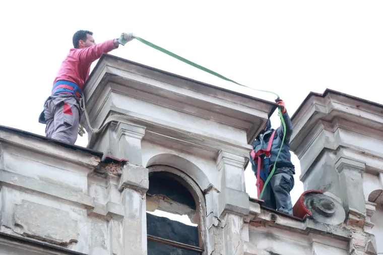 Opasnost na ulici! Odlomio se dio kupole sa zgrade i pao ispred radnika!