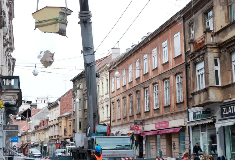 Opasnost na ulici! Odlomio se dio kupole sa zgrade i pao ispred radnika!
