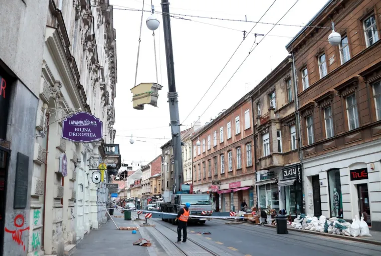 Opasnost na ulici! Odlomio se dio kupole sa zgrade i pao ispred radnika!