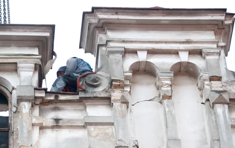 Opasnost na ulici! Odlomio se dio kupole sa zgrade i pao ispred radnika!