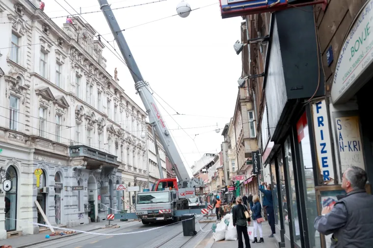 Opasnost na ulici! Odlomio se dio kupole sa zgrade i pao ispred radnika!