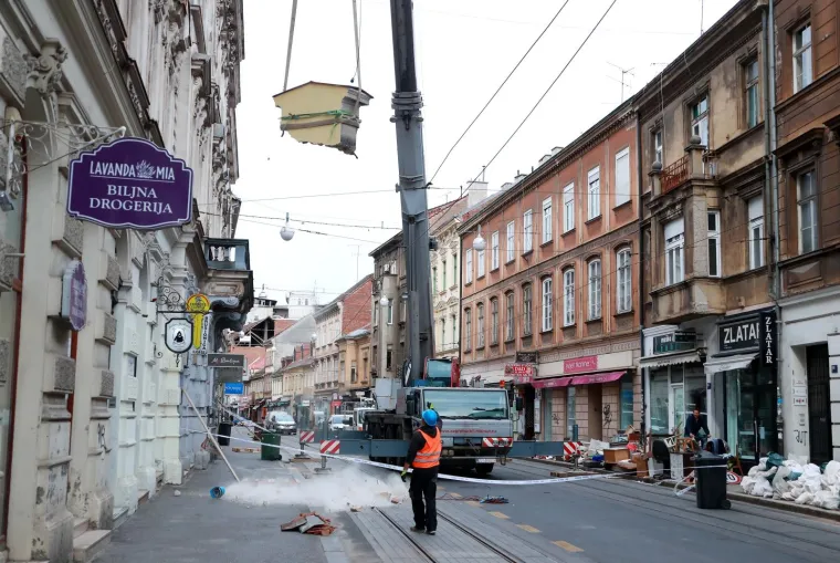Opasnost na ulici! Odlomio se dio kupole sa zgrade i pao ispred radnika!