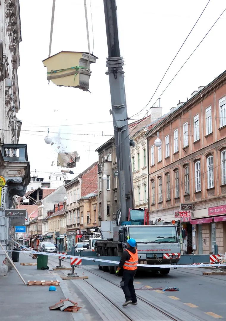Opasnost na ulici! Odlomio se dio kupole sa zgrade i pao ispred radnika!