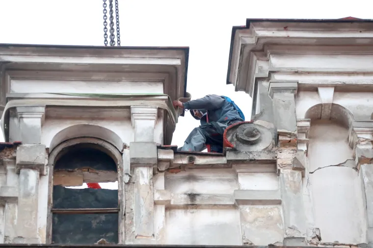 Opasnost na ulici! Odlomio se dio kupole sa zgrade i pao ispred radnika!