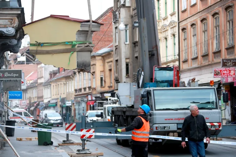 Opasnost na ulici! Odlomio se dio kupole sa zgrade i pao ispred radnika!