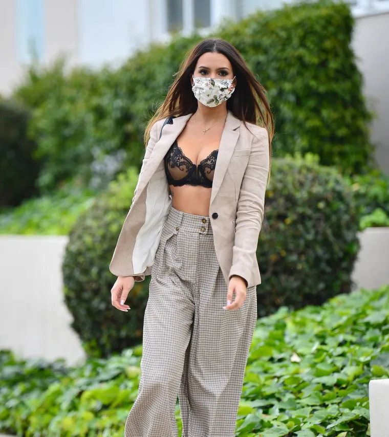 Objektiv fotoaparata uhvatio je manekenku Paige Woolen kad je izlazila iz svoje kuće u Santa Monici u vrlo smjeloj modnoj kombinaciji. Foto: Profimedia