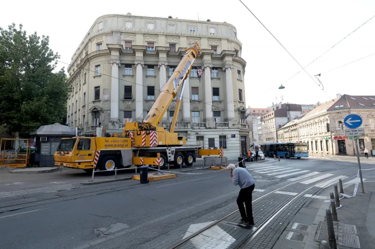 Mnoga mjesta u sredi&scaron;tu grada i dalje su ograđena i nisu sigurna za pje&scaron;ake, a mnogo materijala nije ni uklonjeno s ulica.