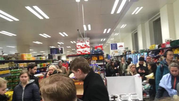 Gužva snimljena u trgovini kada su najavljenje mjere izolacije. No, građani su se brzo prilagodili pa je ovakvih scena bilo sve manje.