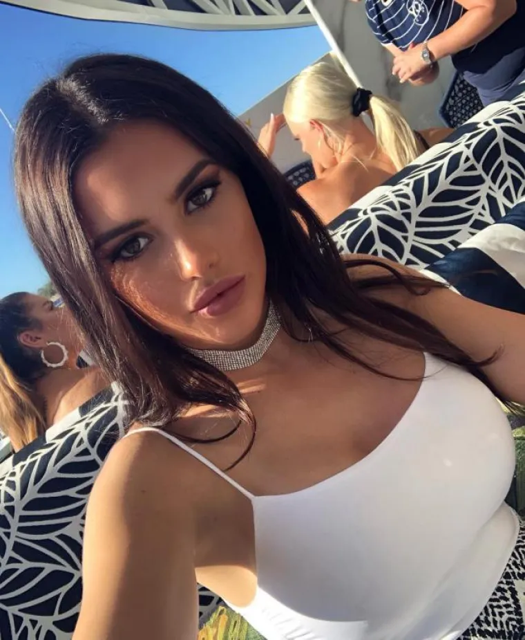 ONE STVARNO ŽELE BITI ČEDNE, ALI NJIHOVE OBLINE NE SURAĐUJU: Ovakvo bujne ih nikakva odjeća ne može obuzdati