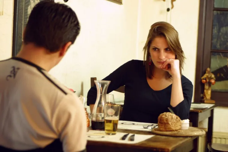 Spojevi su poprilično stresni i neugodni, ali neki su gori od drugih. Ekipa na Twitteru prisjetila se svojih dejtova iz noćnih mora zbog kojih ćete se možda osjećati malo bolje ako ste se ikad osramotili pred nesuđenim partnerima.