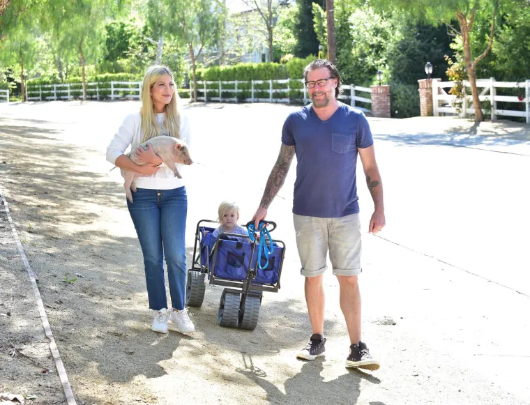 Glumica Tori Spelling, najpoznatija po ulozi u seriji 'Beverly Hills', u četvrtak je privlačila poglede dok je šetala Los Angelesom u nesvakidašnjem društvu