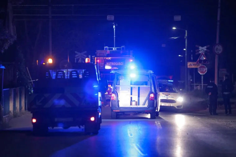 Strava kod Zapre&scaron;ića: Vlak naletio na auto u kojem su bile tri djevojke, poginula 27-godi&scaron;njakinja!
