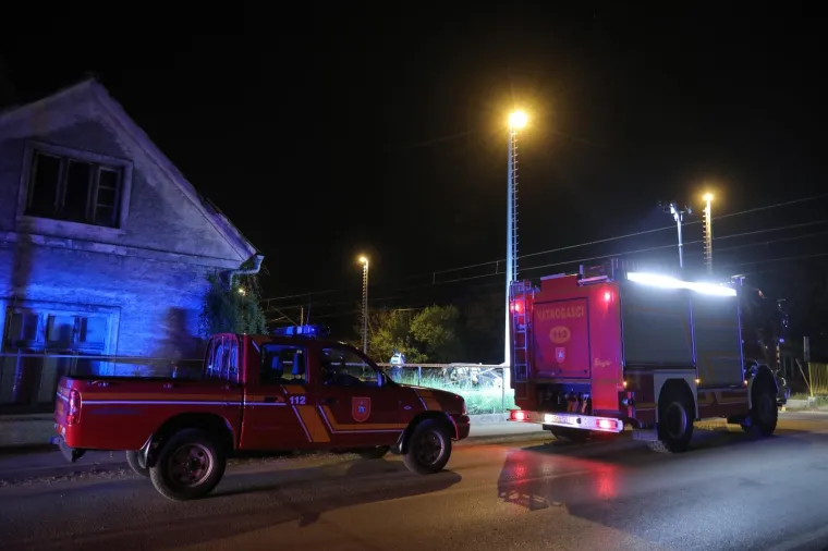 Strava kod Zapre&scaron;ića: Vlak naletio na auto u kojem su bile tri djevojke, poginula 27-godi&scaron;njakinja!