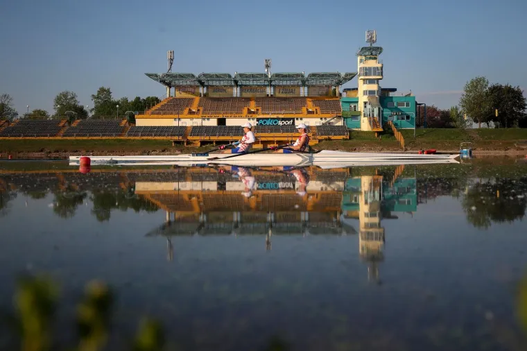 Olimpijski pobjednici Valent i Martin Sinković u dvojcu bez kormilara ponovno na treningu na  vodi nakon &scaron;estotjedne pauze. Iz epidemiolo&scaron;kih razloga i u sklopu sportskog centa Jarun sporta&scaron;ima je bilo zabranjeno trenirati pa su ponajbolji svjetski veslači s odu&scaron;evljenjem dočekali odluku Vlade RH i Nacionalnog stožera Civilne zastite o otvaranju sportskih objekata za sporta&scaron;e prve i druge kategorije.
Photo: Igor Kralj/PIXSELL