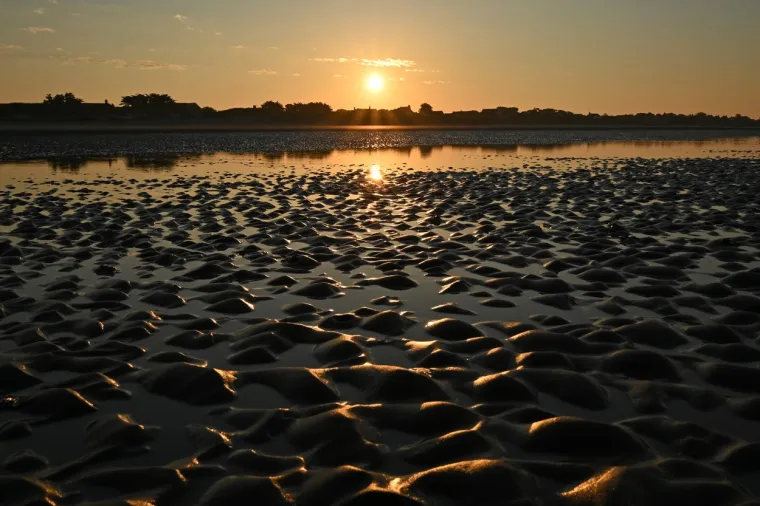 Izlazak sunca nad britanskom plažom West Wittering na južnoj obali zemlje. Credit line: Glyn KIRK / AFP / Profimedia