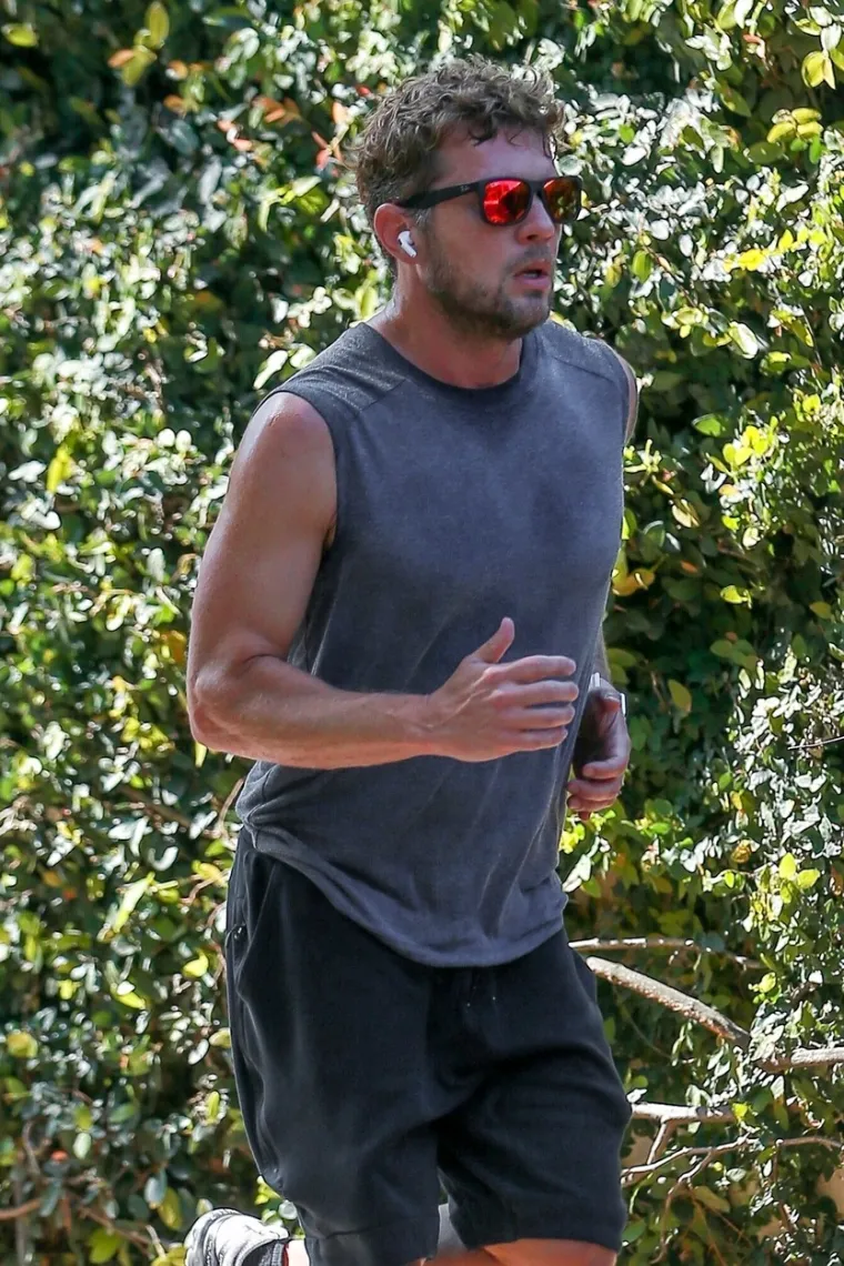 Ryan danas ima 45 godina, četvero djece, a iza njega je propali brak s glumicom Reese Witherspoon.