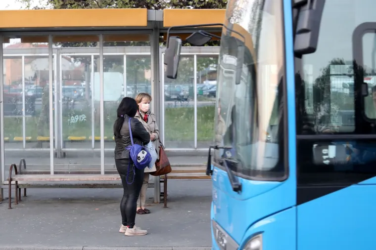 Među prvim mjerama relaksacije ograničenja uvedenih zbog suzbijanja pandemije koronavirusa je normalizacija javnog gradskog prometa. U Zagrebu su ponovno u prometu sve redovite autobusne linije ZET-a, kao i izvanredne linije koje zamjenjuju tramvaje koji će se postupno uvoditi u promet nakon &scaron;to se otklone poljedice potresa.