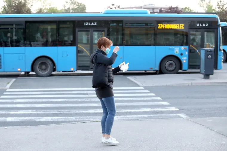 KRENUO JE JAVNI PRIJEVOZ U ZAGREBU: U prometu sve redovite autobusne linije ZET-a. Pogledajte drže li svi socijalnu distancu...