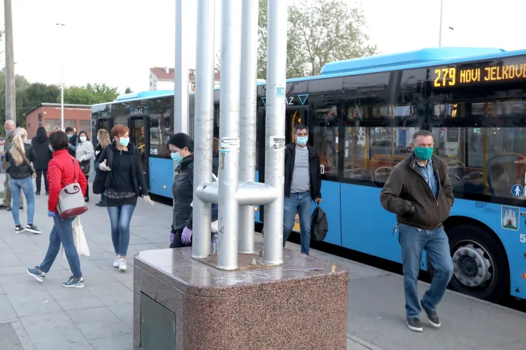 KRENUO JE JAVNI PRIJEVOZ U ZAGREBU: U prometu sve redovite autobusne linije ZET-a. Pogledajte drže li svi socijalnu distancu...