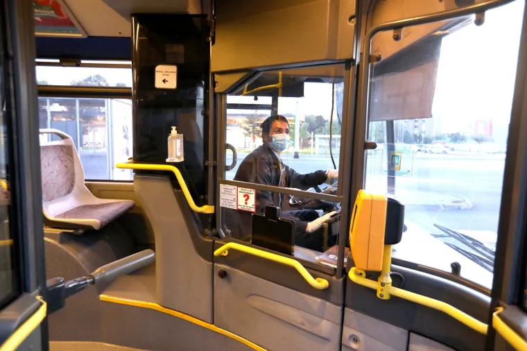 KRENUO JE JAVNI PRIJEVOZ U ZAGREBU: U prometu sve redovite autobusne linije ZET-a. Pogledajte drže li svi socijalnu distancu...