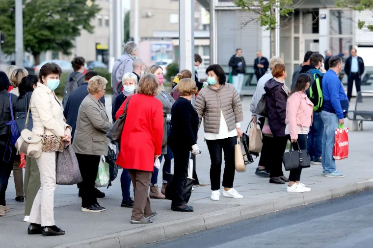 KRENUO JE JAVNI PRIJEVOZ U ZAGREBU: U prometu sve redovite autobusne linije ZET-a. Pogledajte drže li svi socijalnu distancu...