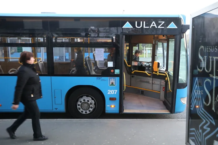 KRENUO JE JAVNI PRIJEVOZ U ZAGREBU: U prometu sve redovite autobusne linije ZET-a. Pogledajte drže li svi socijalnu distancu...