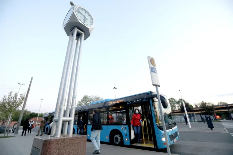 KRENUO JE JAVNI PRIJEVOZ U ZAGREBU: U prometu sve redovite autobusne linije ZET-a. Pogledajte drže li svi socijalnu distancu...