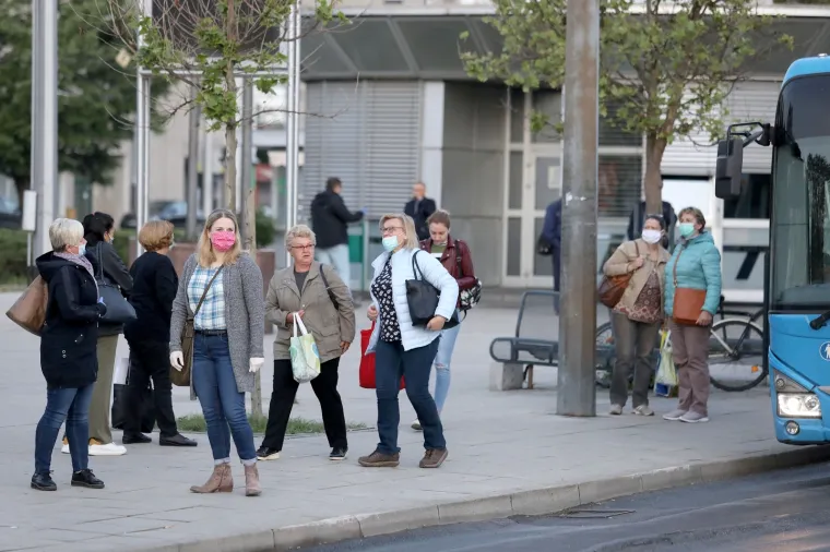 KRENUO JE JAVNI PRIJEVOZ U ZAGREBU: U prometu sve redovite autobusne linije ZET-a. Pogledajte drže li svi socijalnu distancu...
