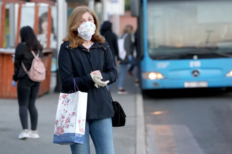KRENUO JE JAVNI PRIJEVOZ U ZAGREBU: U prometu sve redovite autobusne linije ZET-a. Pogledajte drže li svi socijalnu distancu...